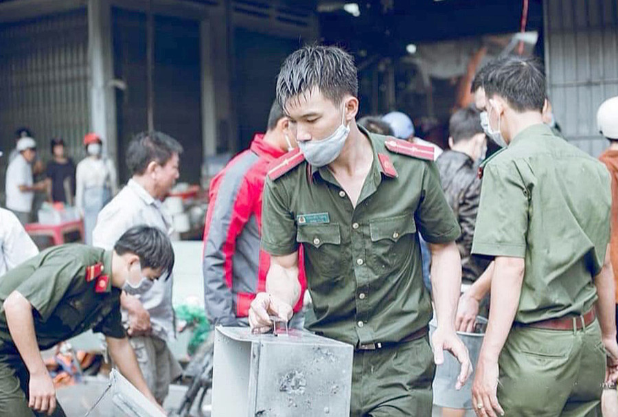 Lực lượng Công an tham gia chữa cháy cứu nạn, cứu hộ tại chợ Phú Túc. Ảnh: Công an huyện Krông Pa