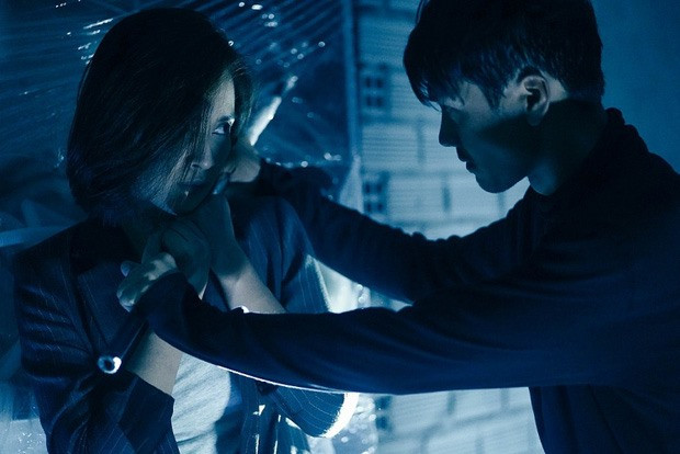 Tuy nhiên, khi chuyển sang vai phản diện trong hai bộ phim: “Thất sơn tâm linh” và “Bằng chứng vô hình”, anh bị "ném đá" vì sự tàn độc của nhân vật mình đảm nhận. Hai vai diễn này, Quang Tuấn gây ấn tượng với hình ảnh một gã biến thái, độc ác, vô tình. Ảnh: NSCC. Tuy nhiên, khi chuyển sang vai phản diện trong hai bộ phim: “Thất sơn tâm linh” và “Bằng chứng vô hình”, anh bị