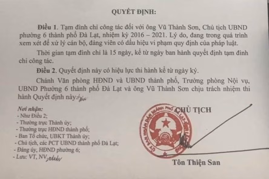 Quyết định tạm đình chỉ công tác với 2 Chủ tịch UBND phường tại TP.Đà Lạt. Ảnh: BT