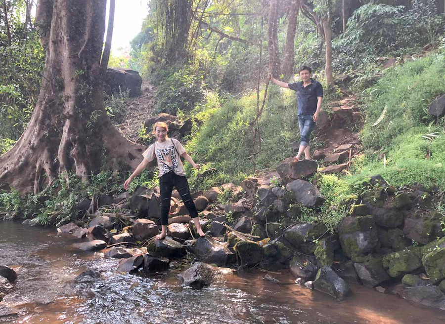 Nhiều du khách lựa chọn cụm thác Yon Tok để vui chơi vì khung cảnh thiên nhiên thơ mộng với nhiều phiến đá, cây xanh. Ảnh: Anh Huy Nhiều du khách lựa chọn cụm thác vì cảnh sắc thiên nhiên với nhiều phiến đá, cây xanh. Ảnh: Anh Huy