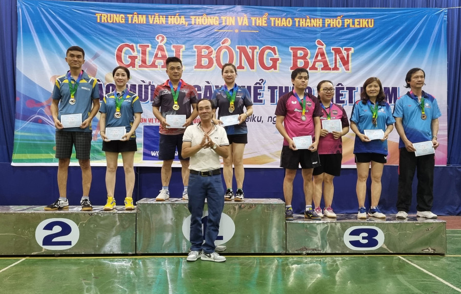 Ông Từ Văn Thắng-Chủ tịch Liên đoàn Bóng bàn tỉnh Gia Lai trao huy chương cho các vận động viên ở nội dung đôi nam nữ. Ảnh: Hà Phương