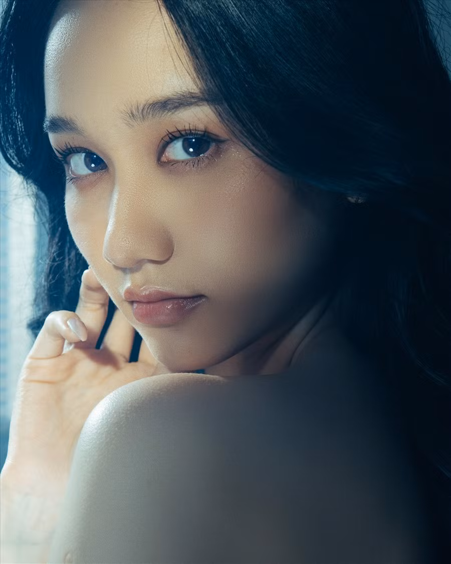 Trong khi đó, Trúc Anh cũng gây ấn tượng không kém với gương mặt sắc sảo, trái ngược với vẻ trong sáng khi cô thủ vai chính trong 