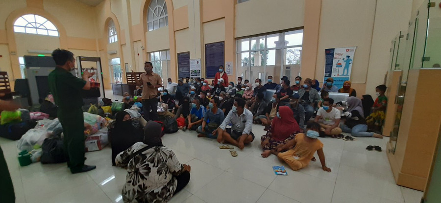  Trạm Biên phòng cửa khẩu quốc tế Tịnh Biên, An Giang phát hiện 61 người nhập cảnh trái phép từ Campuchia về Việt Nam.