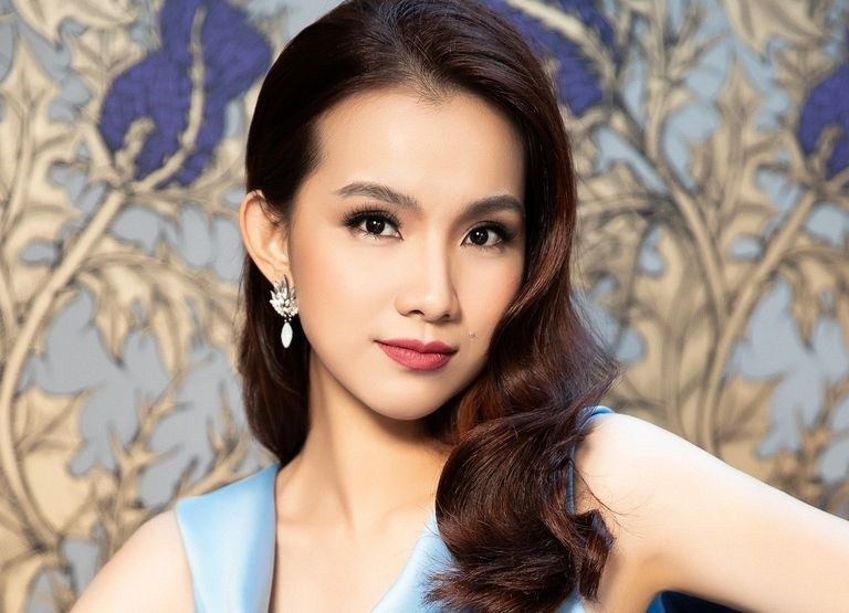 Năm 2008, Thùy Lâm đăng quang Hoa hậu Hoàn vũ Việt Nam và vào Top 15 Miss Universe cùng năm tổ chức tại Nha Trang. Trong hoạt động nghệ thuật, Thùy Lâm còn tham gia ở vai trò ca sĩ, diễn viên với vai Quỳnh Hoa trong Kiều nữ và đại gia, vai Ngọc Hân công chúa trong Tây Sơn hào kiệt... Năm 2010, người đẹp bất ngờ lên xe hoa với tiến sĩ kinh tế Anh Tuấn và hoàn toàn rút lui khỏi showbiz. Ảnh: NVCC.