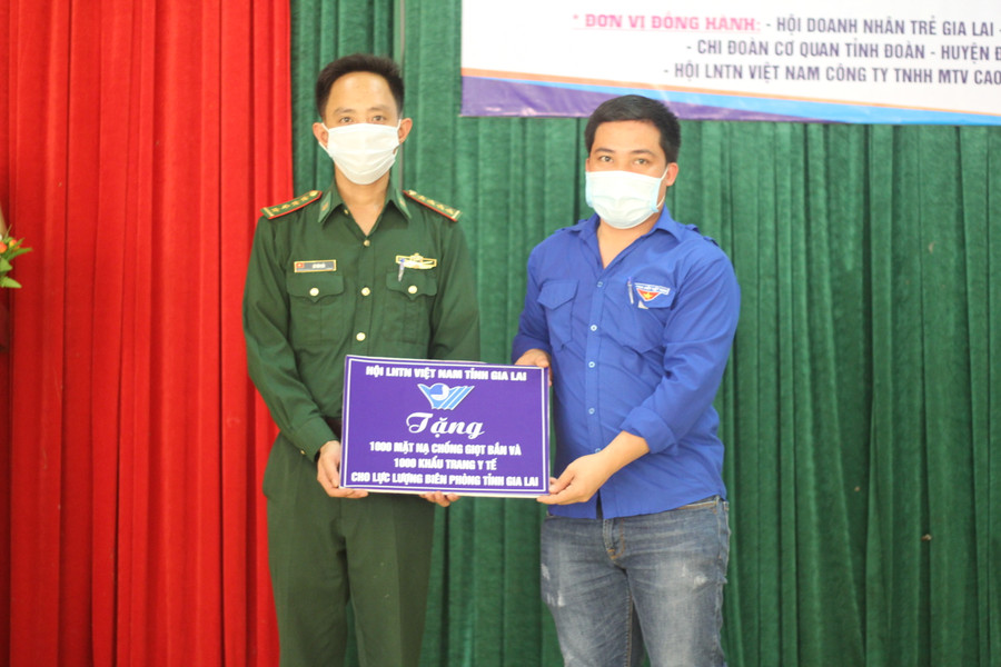 Hội LHTN Việt Nam tỉnh tặng kính chắn giọt bắn và khẩu trang y tế cho lực lượng bộ đội biên phòng tỉnh. Ảnh Phan Lài