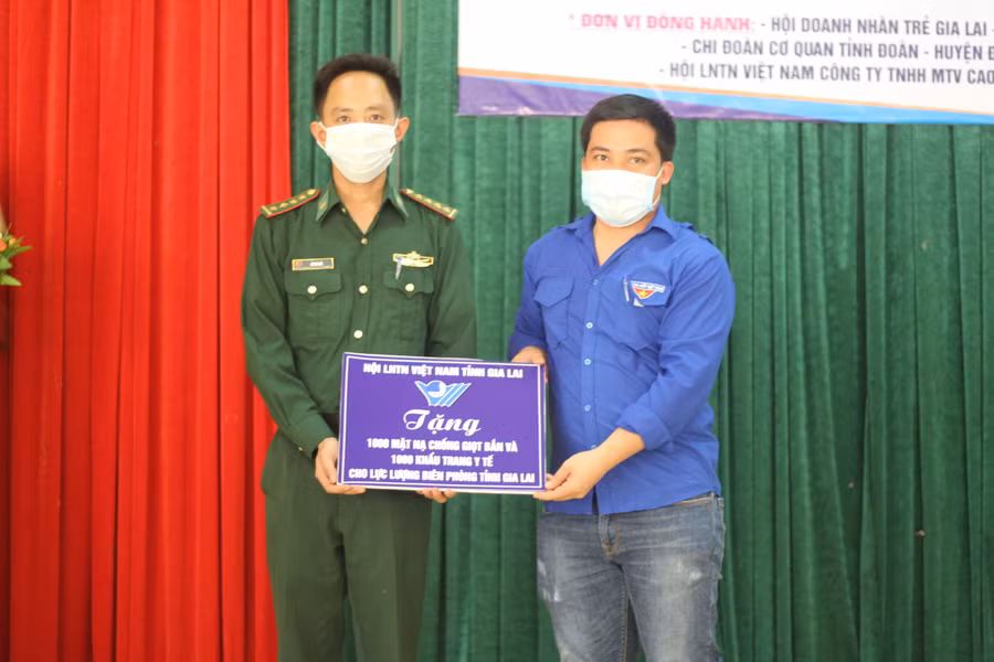 Hội LHTN Việt Nam tỉnh tặng kính chắn giọt bắn và khẩu trang y tế cho lực lượng bộ đội biên phòng tỉnh. Ảnh Phan Lài