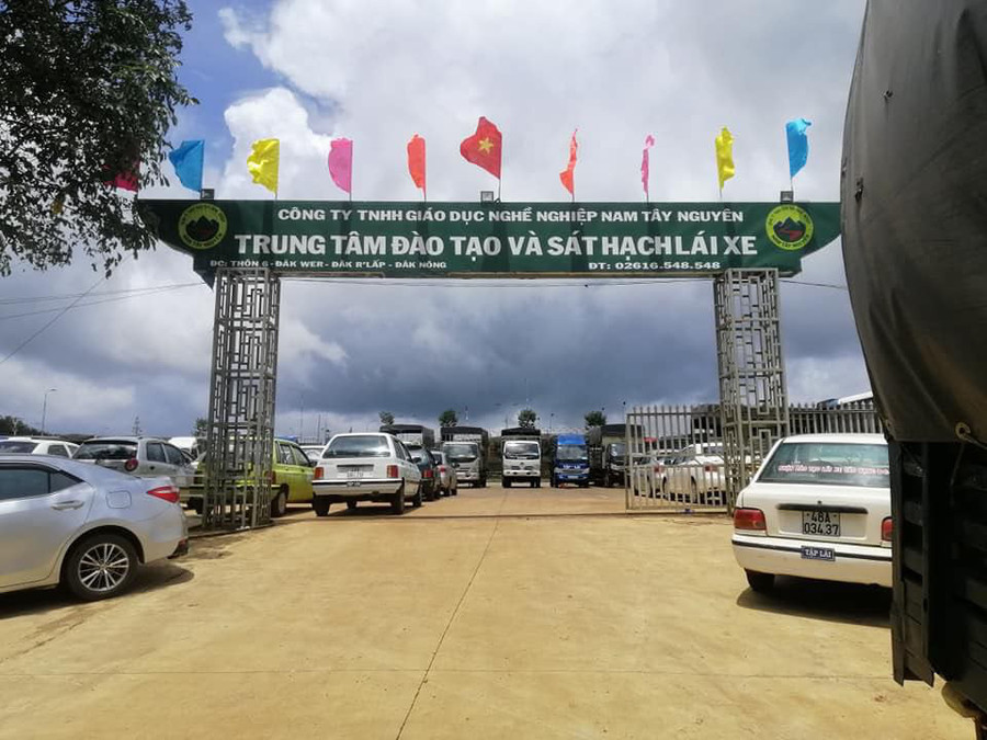 Sau đó chuyển hồ sơ học viên cho Công ty TNHH Giáo dục nghề nghiệp Nam Tây Nguyên ở Đắk Nông để hợp thức hóa, tổ chức thi tốt nghiệp cấp chứng chỉ nghề, sách hạch cấp giấy phép lái xe.