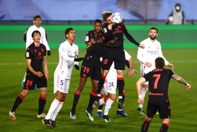 Hàng thủ Real Madrid vất vả với Sociedad