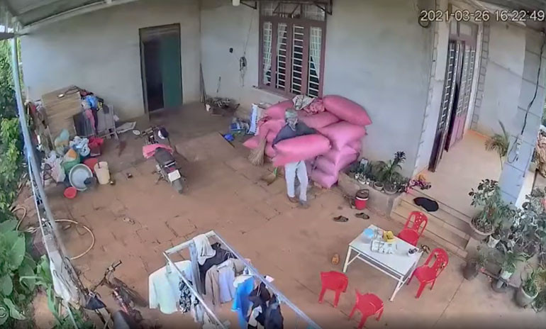 Hình ảnh vụ trộm tiêu ngang nhiên trích chụp từ camera an ninh nhà ông Tuấn