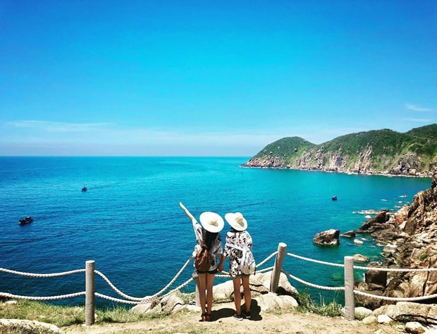 Giới trẻ du lịch Tuy Hòa, Quy Nhơn. (Ảnh: CTV/Vietnam+)