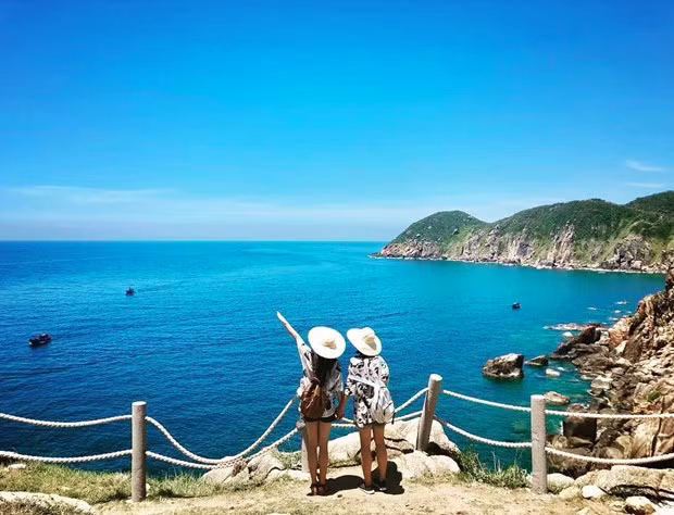 Giới trẻ du lịch Tuy Hòa, Quy Nhơn. (Ảnh: CTV/Vietnam+)