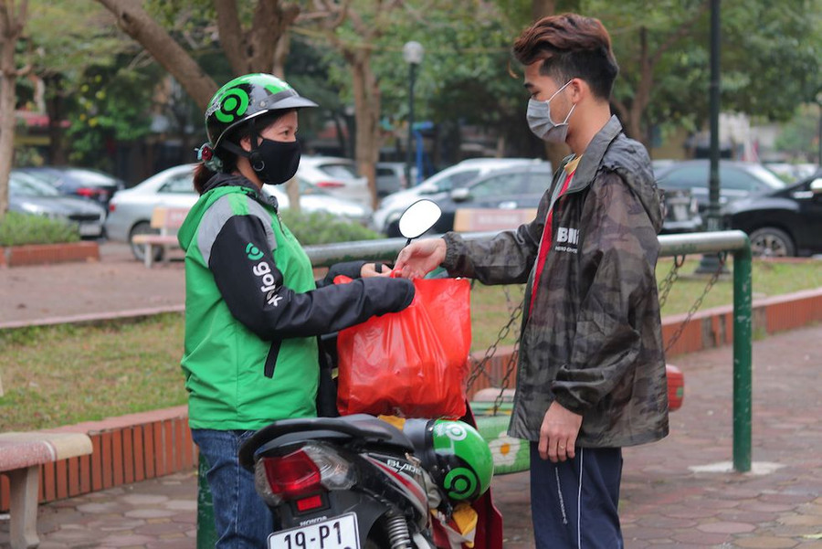 Dịch Covid-19 xuất hiện khiến thu nhập từ nghề chạy xe của chị Thêm cũng giảm xuống Dịch Covid-19 xuất hiện khiến thu nhập từ nghề chạy xe của chị Thêm cũng giảm xuống