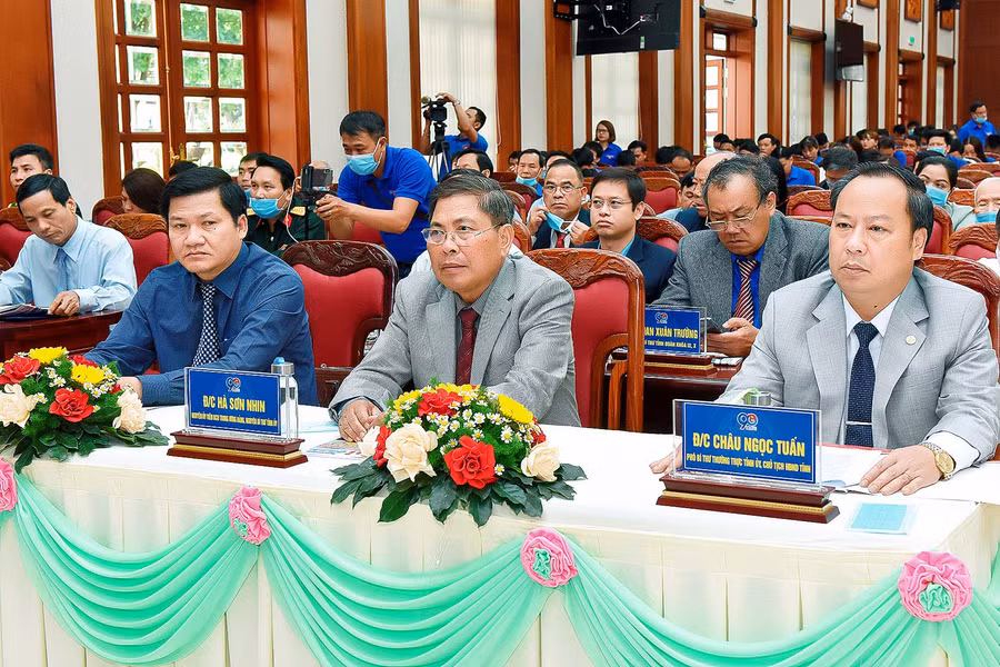 Lãnh đạo tỉnh dự lễ kỷ niệm 90 năm Ngày thành lập Đoàn. Ảnh: Đức Thụy