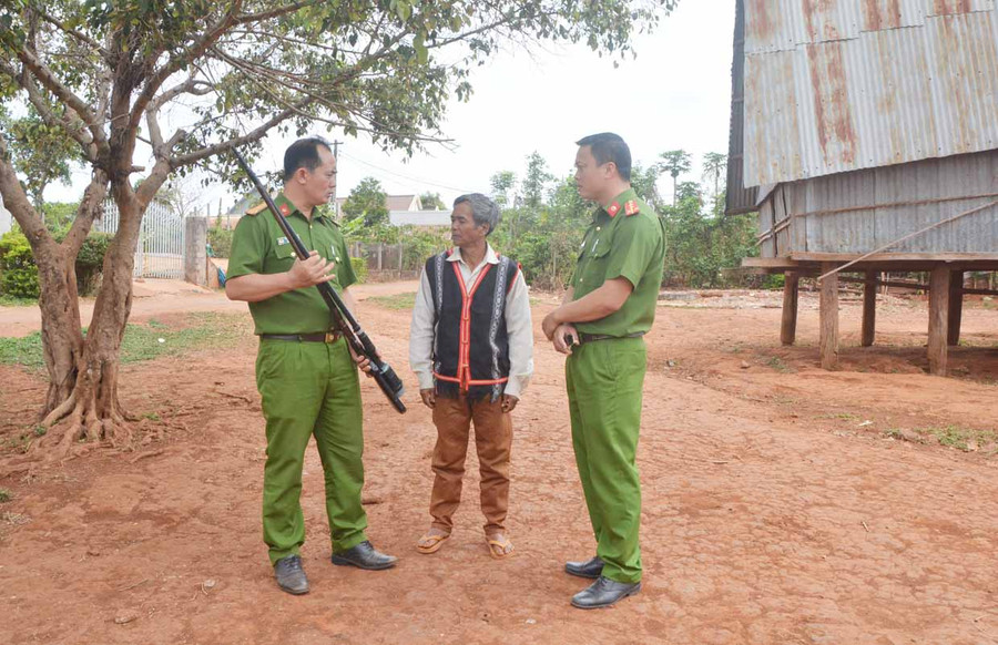 Già làng Xrăn cùng lực lượng Công an vận động, thu hồi gần 20 súng các loại. Ảnh: Thúy Trinh