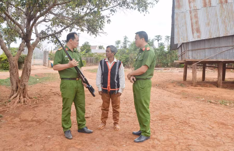 Già làng Xrăn cùng lực lượng Công an vận động, thu hồi gần 20 súng các loại. Ảnh: Thúy Trinh