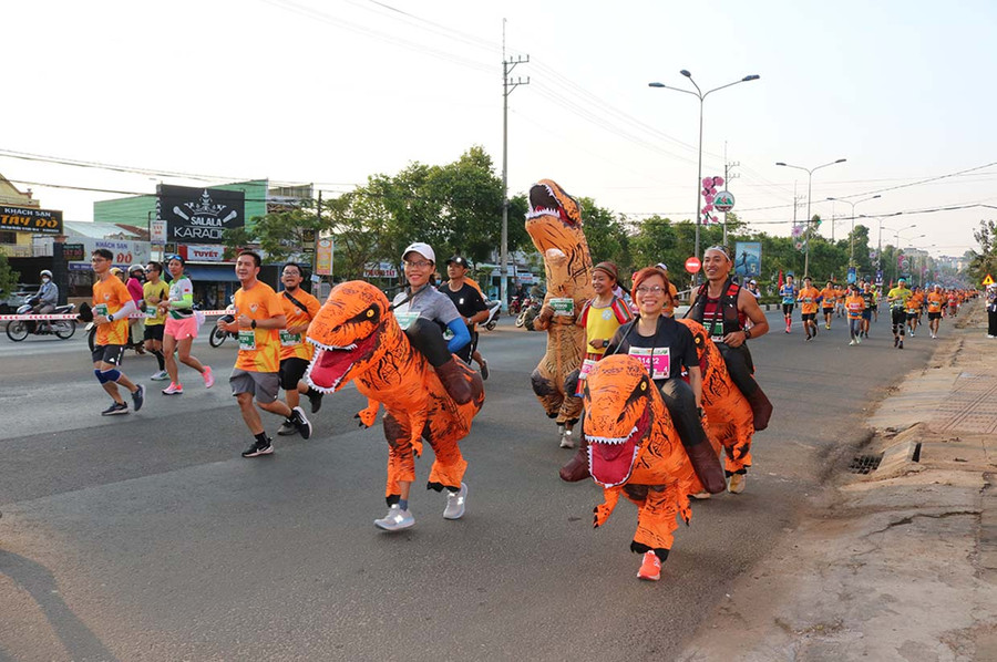 Một nhóm vận động viên hóa trang vui nhộn với hình ảnh chú khủng long. Ảnh: Phương Duyên 8