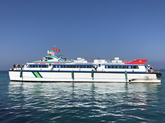  Một tàu chuyên chở khách tuyến Sa Kỳ-Lý Sơn và ngược lại
