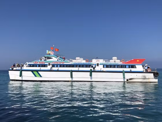  Một tàu chuyên chở khách tuyến Sa Kỳ-Lý Sơn và ngược lại