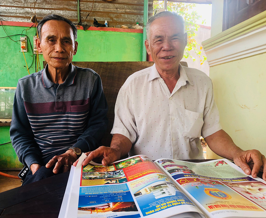 Cựu binh Triệu La Phương (bìa phải) và Nguyễn Văn Tuyên ôn lại kỷ niệm thời chiến. Ảnh: Phan Lài