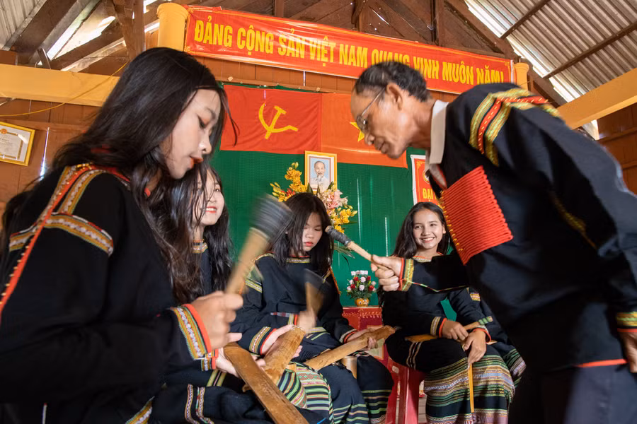 Nghệ nhân Y Klăk hướng dẫn các em tập luyện