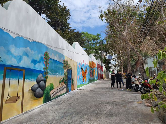 Các bạn trẻ đến tham quan hẻm tranh - Ảnh: Nguyễn Long