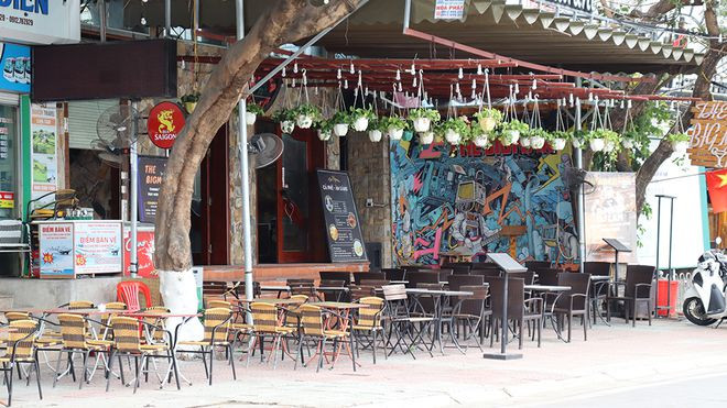 Hàng loạt hàng quán ở Cát Bà đìu hiu sau “cơn bão” Covid-19. ẢNH LÊ TÂN