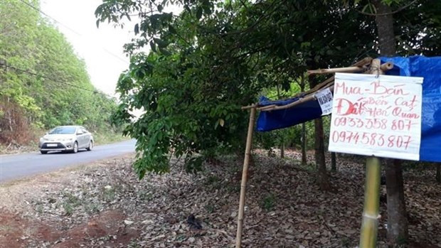 Tờ quảng cáo treo bên đường rao bán đất khu vực ven sân bay Technique Hớn Quản (Bình Phước) . (Ảnh: K GỬIH/TTXVN)