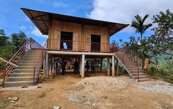 Một căn nhà đang được hoàn thiện, chuẩn bị cho hộ dân bị trôi nhà tại xã Trà Mai, huyện Nam Trà My về ở. Ảnh: NGỌC PHÚC