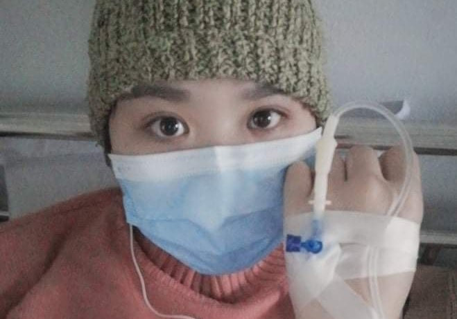 Dù căn bệnh hiểm nghèo nhưng Lan không hề chiến đấu cô độc, xung quanh cô luôn có người thân tiếp sức và đặc biệt là Thắng không bao giờ để cô lại phía sau. Ảnh: NVCC