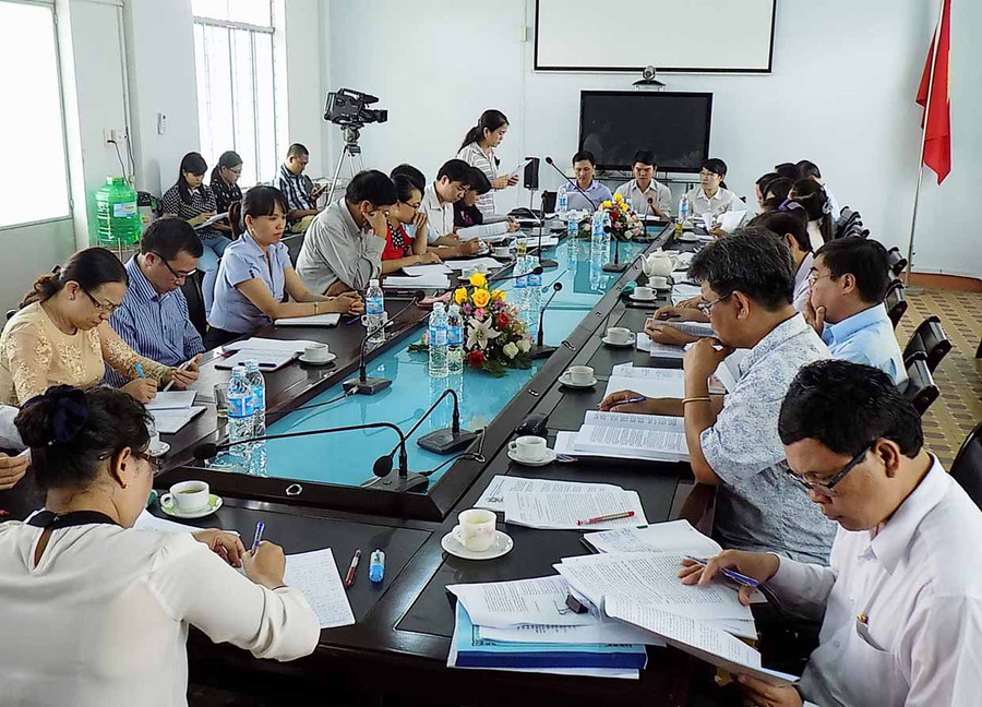  Đoàn giám sát của tỉnh kiểm tra công tác cải cách hành chính tại UBND TP. Pleiku. Ảnh: Thanh Nhật