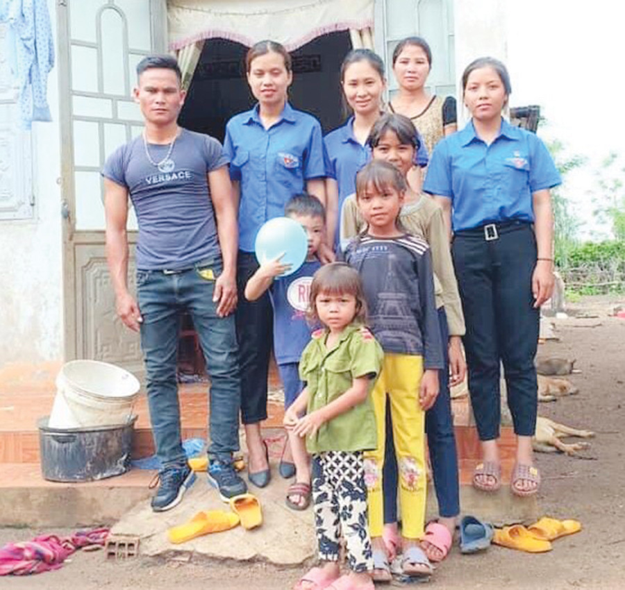 Ba chị em Đinh Tâm (làng Ring Răng, xã Dun, huyện Chư Sê) nhận được sự giúp đỡ kịp thời của Đoàn xã Dun. Ảnh: Trần Dung 