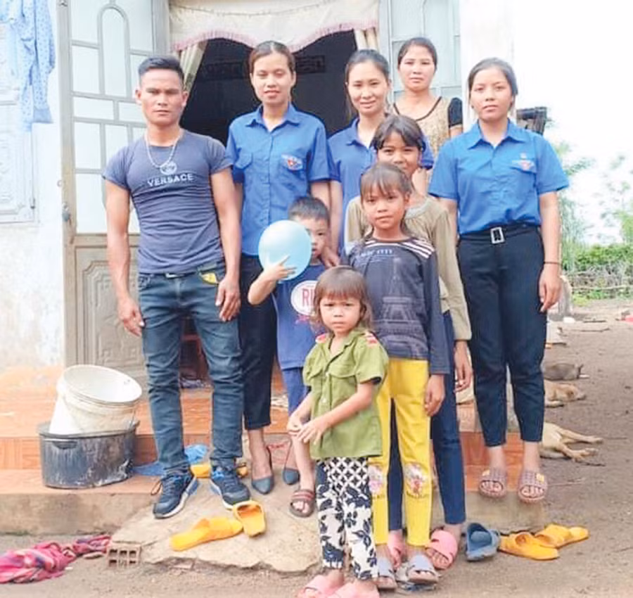 Ba chị em Đinh Tâm (làng Ring Răng, xã Dun, huyện Chư Sê) nhận được sự giúp đỡ kịp thời của Đoàn xã Dun. Ảnh: Trần Dung 