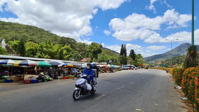 Buôn bán nhếch nhác, lấn ra cả lề đường trước KDL thác Prenn ẢNH: LÂM VIÊN