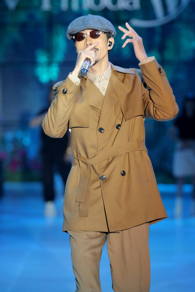 Buổi trình diễn còn có sự xuất hiện của Đen Vâu, đây là lần hiếm hoi nam rapper nhận lời tham gia biểu diễn trong một sự kiện thời trang ẢNH: BTC