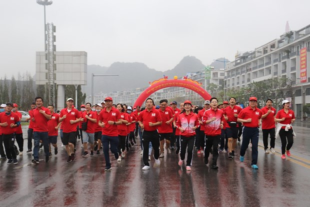 Các đại biểu, vận động viên ở Quảng Ninh chạy hưởng ứng Ngày chạy vì sức khỏe toàn dân. (Ảnh: Đức Hiếu/TTXVN)