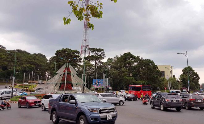 Vòng xoay Kim Cúc được nghiên cứu làm hầm chui từ đường 3 tháng 4 qua đường Hồ Tùng Mậu để hạn chế ùn tắc giao thông - ẢNH: LÂM VIÊN Vòng xoay Kim Cúc được nghiên cứu làm hầm chui từ đường 3 tháng 4 qua đường Hồ Tùng Mậu để hạn chế ùn tắc giao thông - ẢNH: LÂM VIÊN