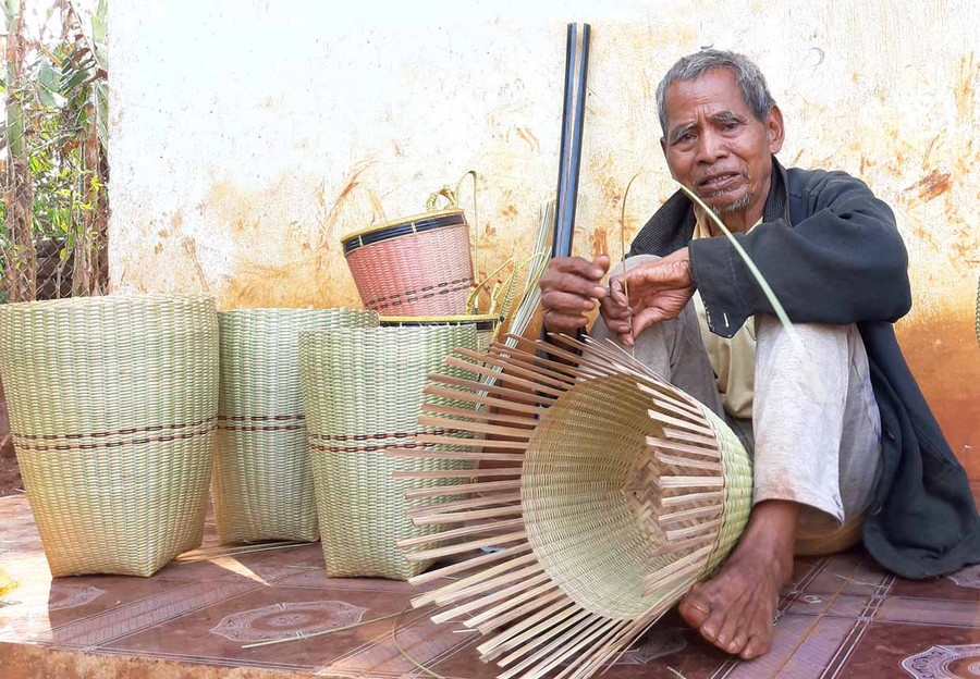 Nghệ nhân Pơnh đan gùi bán, tự lo cho cuộc sống của mình. Ảnh: Nguyễn Quang Tuệ Nghệ nhân Pơnh đan gùi bán, tự lo cho cuộc sống của mình. Ảnh: Nguyễn Quang Tuệ