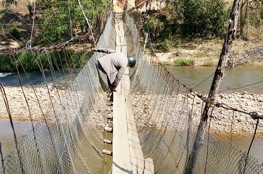 Người dân làng Kon Sơ Bai (xã Hà Tây, huyện Chư Păh) mong 1 cây cầu vững chãi để thuận tiện lưu thông. Ảnh: Hà Phương
