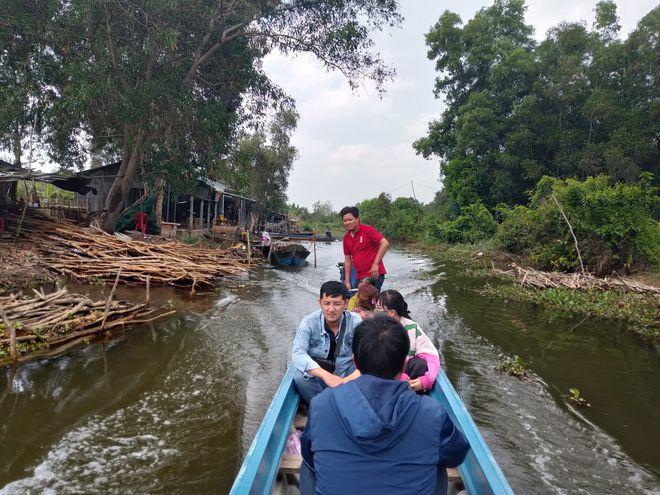 Chúng tôi len lỏi theo con sông - Ảnh: Thúy Kiều