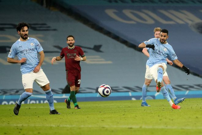 Mahrez (phải) ghi bàn cho Man City trong ngày mà anh được đánh giá là người chơi hay nhất - ẢNH: AFP  Mahrez (phải) ghi bàn cho Man City trong ngày mà anh được đánh giá là người chơi hay nhất - ẢNH: AFP