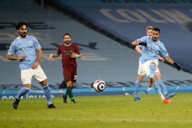  Mahrez (phải) ghi bàn cho Man City trong ngày mà anh được đánh giá là người chơi hay nhất - ẢNH: AFP