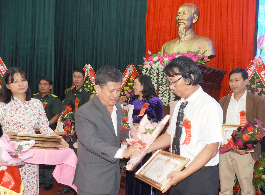 Trao giấy khen của Chủ tịch UBND huyện Ia Grai cho các cá nhân có thành tích xuất sắc trong phát triển kinh tế-xã hội. Ảnh: Thanh Nhật