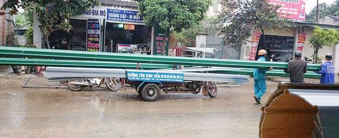 Những xe ba gác chở hàng cồng kềnh thường không có số điện thoại này là của các công ty kinh doanh