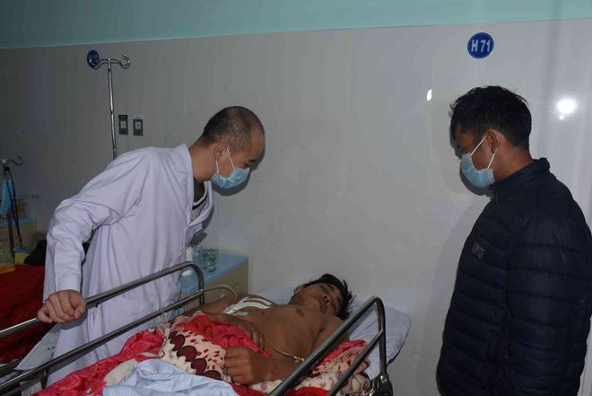  Hiện bệnh nhân đã qua cơn nguy kịch và đang được điều trị tại Bệnh viện đa khoa tỉnh Kon Tum - Ảnh: ĐỨC NHẬT