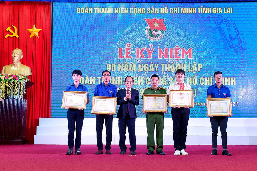 Chủ tịch UBND tỉnh Võ Ngọc Thành trao bằng khen cho công dân tiêu biểu. Ảnh: Đức Thụy