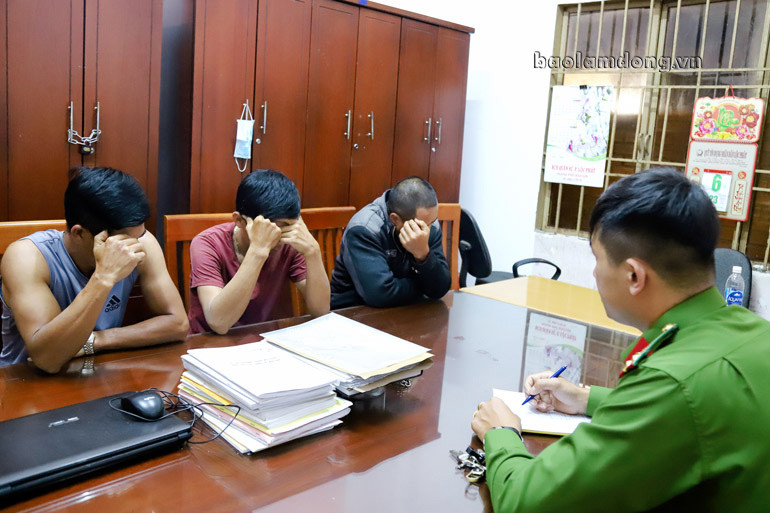 Công an phường Lộc Phát làm việc với người liên quan