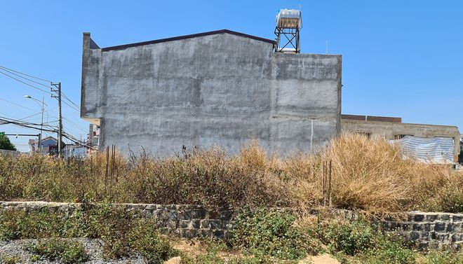 Nhà dịch vụ 10.1A xây dựng không phép vẫn tồn tại (chụp ngày 26.2.2021) - ẢNH: LÂM VIÊN