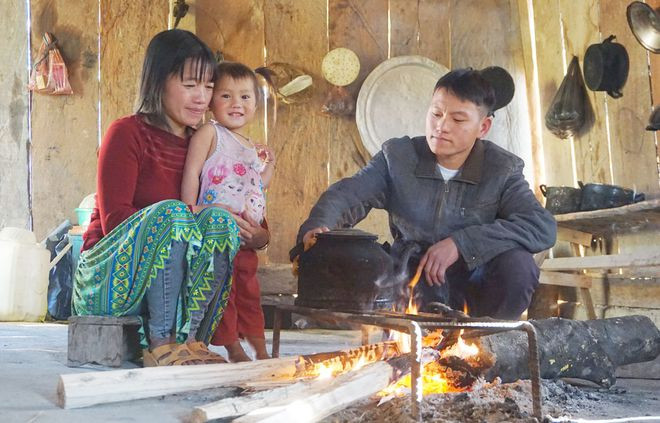 Vợ chồng thầy giáo Sùng A Chai hạnh phúc bên con gái sau những năm tháng vất vả