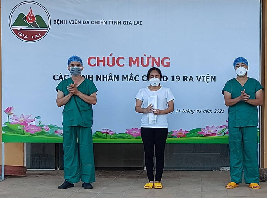  Bệnh nhân 2074 nhận quyết định hoàn thành thời gian cách ly y tế và giấy ra viện. Ảnh: Như Nguyện