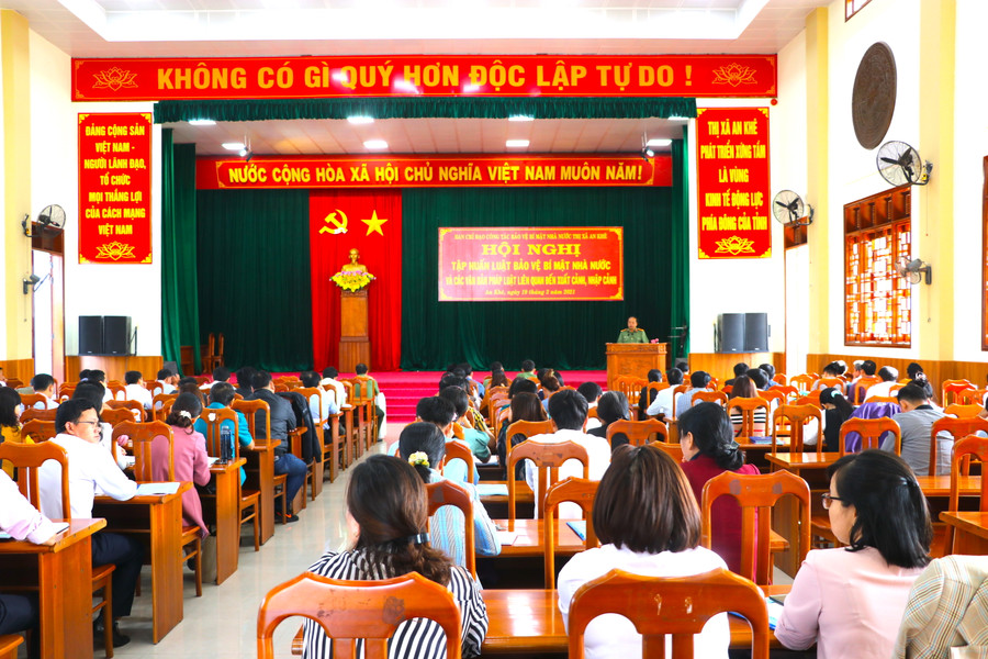 Ban Chỉ đạo công tác bảo vệ bí mật Nhà nước thị xã An Khê tổ chức hội nghị tập huấn Luật Bảo vệ bí mật Nhà nước và các văn bản liên quan xuất, nhập cảnh. Ảnh An Phát